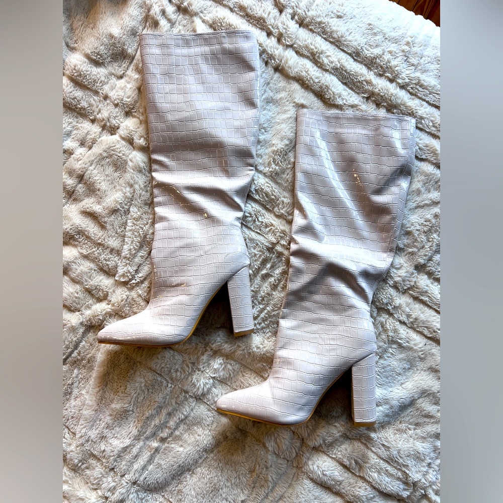 NEW!! Elegant White Croc-Embossed Women's Boots